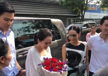 ‘เอม’ ควง ‘อุ๊งอิ๊ง’ พร้อมคู่หมั้น-ครอบครัวใช้สิทธิเลือกตั้งล่วงหน้า