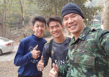 ภาพหมอภาคย์- เด็กๆ ทีมหมูป่า กลับเข้าถ้ำหลวง ขนอุปกรณ์ช่วยชีวิตออกจากถ้ำ