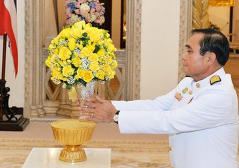 ในหลวงพระราชทานแจกันดอกไม้ อวยพรวันเกิด ‘บิ๊กตู่’ อายุครบ 65 ปี
