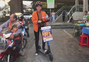 เลือกตั้ง62 : มิติใหม่แห่งการหาเสียง!! ‘ไพลิน ชดช้อย’ ผู้สมัคร ส.ส. ขี่สกู๊ตเตอร์หาเสียง