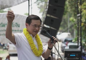 อดีตแกนนำ ทษช. ขึ้นปราศรัย ขอให้เลือกฝ่ายประชาธิปไตยให้ถล่มทลาย