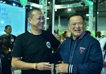 เนวิน ชิดชอบ : เขาถามกันมาเยอะว่า… ‘ลุงเนวิน’ อยู่ข้างไหน?