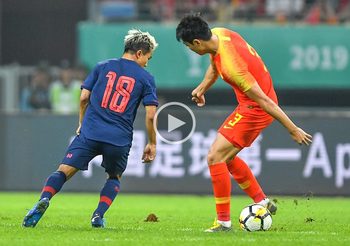 VIDEO : โปรดระวัง! ย้อนชมจังหวะ ‘ชนาธิป’ แตะลอดขาสามนักเตะจีน (มีคลิป)