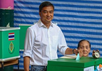 เลือกตั้ง62 : ‘อภิสิทธิ์’ ลงคะแนนเลือกตั้ง เตรียมติดตามหลังปิดหีบ