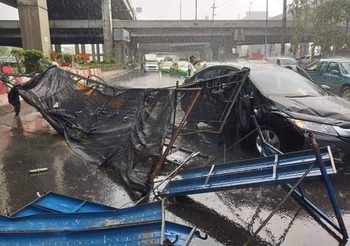 นั่งร้านหล่นทับรถพังยับ! บนถนนวิภาวดีรังสิต ขณะพายุฝนถล่ม