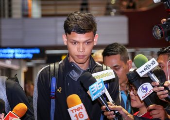 ใบแดงแรกในชีวิต! ‘ศุภชัย’ ขอโทษแฟนบอลเล่นนอกเกมแข้งเวียดนาม (มีคลิป)