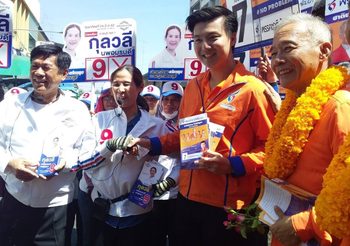 เลือกตั้ง62 ปชช.ชื่นชมสปิริต ‘สุวัจน์’ หาเสียงตลาดพบ ‘มานิต’ พปชร. โผเข้าจับมือ