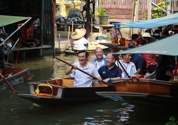 เลือกตั้ง62 : แกนนำ ทษช. พายเรือหาเสียง ‘ตลาดน้ำดำเนินสะดวก’