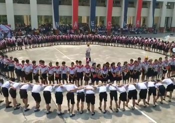 บูมแบบนักเรียนมัธยมน่าดูไม่แพ้พี่มหา’ลัย ในวันจบการศึกษารุ่นพี่ม. 6