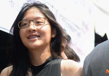 เปิดภาพน้องจินนี่ ยศสุดา ลูกสาวคุณหญิงสุดารัตน์ เข้าคูหาเลือกตั้ง