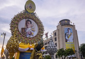 กทม.ประดับซุ้มเฉลิมพระเกียรติ ‘เครื่องราชกกุธภัณฑ์’ เตรียมงานพระราชพิธีฯ