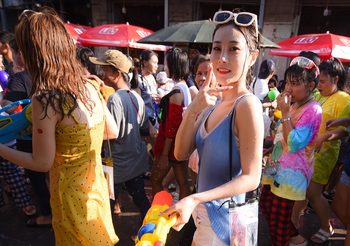 สงกรานต์ถนนข้าวสาร วันสุดท้ายคึกคัก!  มีการลักลอบเล่นแป้ง