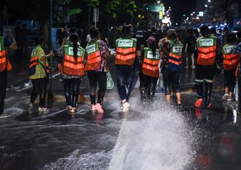 เจ้าหน้าที่เร่งทำความสะอาด ‘ถนนข้าวสาร’ หลังปชช.แห่มาเล่นสงกรานต์