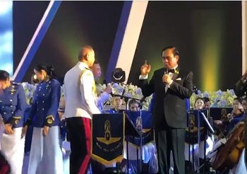 ‘บิ๊กตู่’ คว้าไมค์โดดขึ้นเวทีร่วมร้องเพลงในงานเลี้ยง วันกองทัพอากาศ