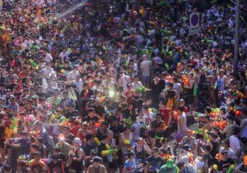 สงกรานต์วันแรก! ถนนสีลมสุดคึกคัก เล่นน้ำได้ ห้ามเล่นแป้ง-แต่งโป๊