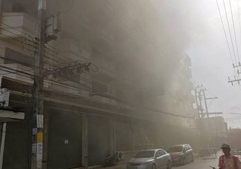 นักท่องเที่ยวปีนระเบียงหนีตาย หลังเกิดไฟไหม้โรงแรม ที่ จ.สงขลา