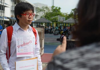 ‘เนติวิทย์’ มาแล้ว! ห้อยป้ายคล้ายบัตรเลือกตั้ง ‘นายสั่งมา’ ยื่นผ่อนผันทหาร