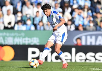 ฐิติพันธ์โค่นชนาธิป! โออิตะ ทรินิตะบุกอัด ซัปโปโร คาบ้าน 2-1
