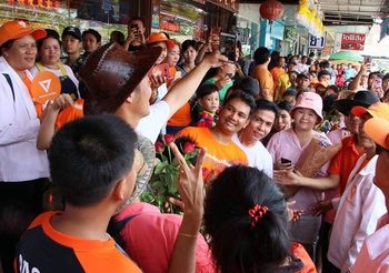 แห่ต้อนรับแน่น!! อนาคตใหม่พบปะชาวนครปฐม-สมุทรสาคร ขอบคุณทุกคะแนนเสียง