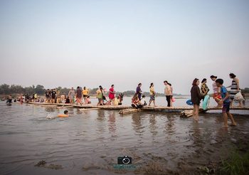 สะพานแพลูกบวบ จ.ชัยนาท ยื่นยาวลงแม่น้ำเจ้าพระยา ให้ถ่ายรูปกันเก๋ๆ