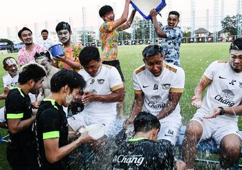 เฮฮาตามประสา! รวมภาพวันมหาสงกรานต์ของแข้ง ‘ไทยลีก’