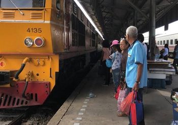 เผยมีผู้โดยสารขึ้นรถไฟวันที่ 13 เมษาเกือบ 1 แสนคน