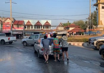 กลุ่มวัยรุ่นน้ำใจงาม!! พักเล่นสงกรานต์ช่วยนักท่องเที่ยวรถเสีย