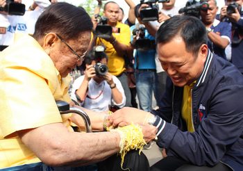 ‘ปู่ชัย ชิดชอบ’ เปิดบ้านทำบุญวันเกิด 91 ปี ‘อนุทิน’ นำทัพภูมิใจไทยร่วมงาน