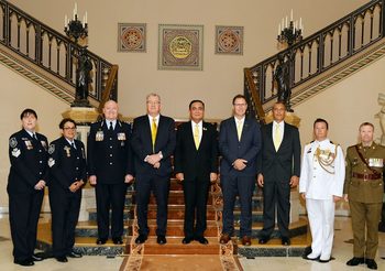 สมเด็จพระเจ้าอยู่หัวโปรดเกล้าฯ พระราชทานเครื่องราชอิสริยาภรณ์ ให้แก่ทีมกู้ภัยถ้ำหลวง
