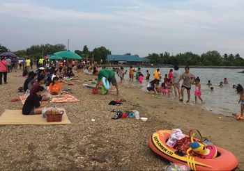 กินลม ชมวิว เล่นน้ำ ณ หาดเติมรัก ทะเลน้ำจืดแห่งแรกของ จ.นนทบุรี