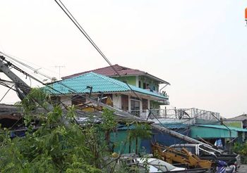 พายุฤดูร้อน-ลูกเห็บถล่มปทุมฯ บ้านเรือนเสียหาย เสาไฟฟ้าหักกว่า 20 ต้น