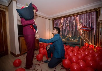 สุดโรแมนติก! ‘พีรดนย์’ เซอร์ไพร์คุกเข่าขอแฟนสาวแอร์โฮสเตสแต่งงาน