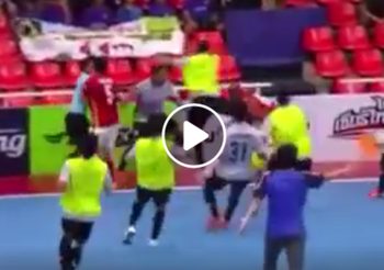 VIDEO : นักเตะ-แฟนบอลซัดกันเดือดฟุตซอลลีก ‘ธรรมศาสตร์-สุราษฎร์’