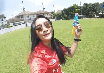 สวัสดีปีใหม่ไทย! ลาลีกา นำผู้ประกาศสาวสวมชุดแข่งชวนเล่นน้ำสงกรานต์อย่างปลอดภัย (คลิป)