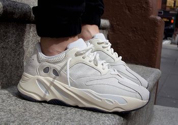 adidas Originals เอาใจสนีกเกอร์เฮดสายมินิมอล เปิดตัว YEEZY BOOST 700 Analog