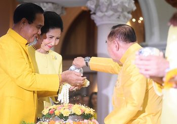 ประมวลภาพ บิ๊กตู่ นำ ครม.ตักบาตรสงกรานต์ ขอโทษหากมีอะไรล่วงเกิน
