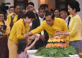 บิ๊กตู่ อวยพรสงกรานต์ ขอให้ช่วยกันดูแลบ้านเมือง วอนสื่อพาดหัวให้ตัวเล็กลง