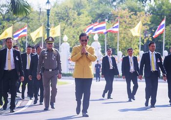 ผลการสำรวจพบ นักการเมืองที่คนไทยอยากรดน้ำดำหัวมากที่สุดคือ “ลุงตู่”