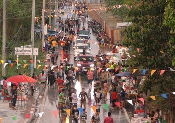 ถนนข้าวโพดชัยนาท คนลดฮวบ หลังผวจ.สั่งห้ามรถยนต์เข้าโซนสาดน้ำ