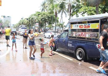 ปิดถนนเลียบชายหาดเมืองพัทยา เล่นน้ำวันไหลพัทยา