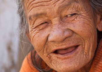 ขยายเวลาจ่าย เบี้ยยังชีพผู้สูงอายุรายได้น้อย 3 เดือน – เพิ่มสิทธิช่วยเหลือค่าไฟฟ้าให้ผู้ถือบัตรสวัสดิการฯ