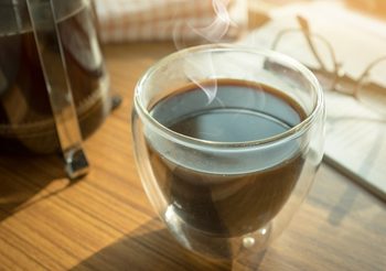 เตือน! ขับรถทางไกลดื่มกาแฟเกิน 4 แก้วต่อวัน เสี่ยงหัวใจเต้นเร็ว มือสั่น ใจสั่น