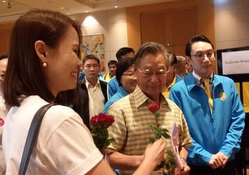 ‘โบว์ ณัฏฐา’ กลุ่มคนอยากเลือกตั้ง มอบดอกไม้ ‘ชวน หลีกภัย’ และสมาชิกพรรค ที่รักษาคำพูด