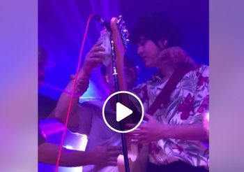 ชายเมาบุกขึ้นเวทีล็อกคอ ‘เดอะทอยส์’ บังคับดื่มเหล้า เจ้าตัวเดินลงยุติคอนเสิร์ต!