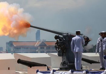 ทหารสามเหล่าทัพยิงสลุตหลวงพิเศษ งานพระราชพิธีบรมราชาภิเษก