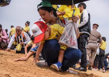 เกษตรกรแห่เก็บเมล็ดข้าวเปลือก ในพิธีจรดพระนังคัลแรกนาขวัญ 2562