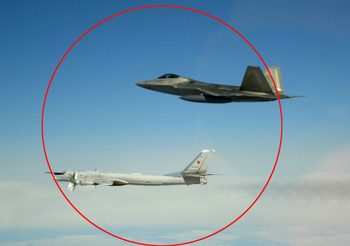 อีกแล้ว! สหรัฐส่ง F-22 บินสกัดเครื่องบินทิ้งระเบิดรัสเซีย หลังโผล่เหนืออะแลสกา