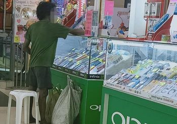 รางวัลของความมานะ ชื่นชมหนุ่มแต่งตัวมอซอ หอบเงินออมซื้อโทรศัพท์
