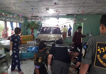 ภาพสลด! กระบะแหกโค้งพุ่งชนร้านค้า ก่อนทะลุเข้าไปในห้องเรียน