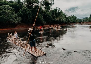 เที่ยวสุราษฎร์ฯ ล่องแพไม้ไผ่ ที่ คลองแสง ดื่มด่ำธรรมชาติในหน้าฝน